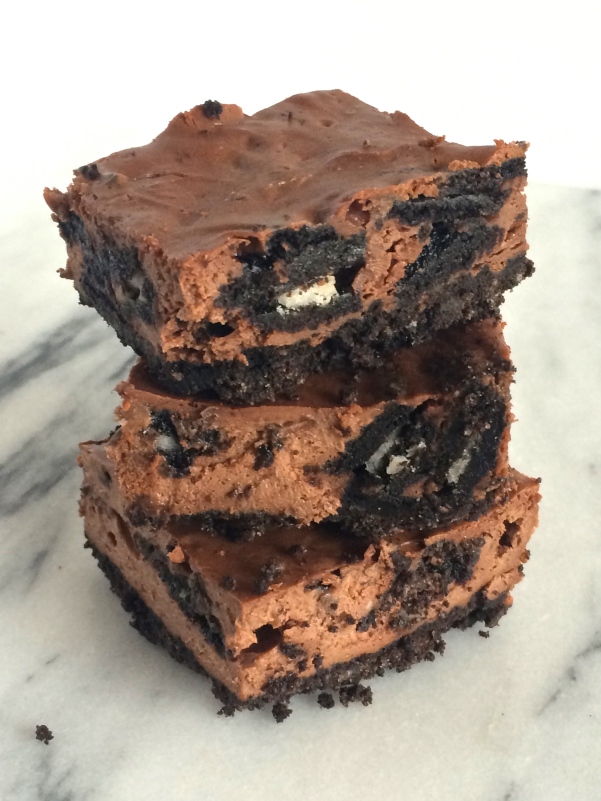 Chocolate lovers get ready, this is the ultimate cheesecake for you! Chocolate Oreo Cheesecake Bars is a creamy, chocolatey dessert, with chopped Oreos.